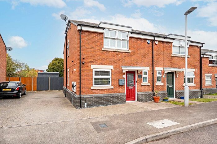 3 Bedroom Semi Detached House For Sale In Potters Mead, Dunstable, Bedfordshire, LU5