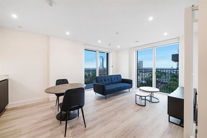 1 Bedroom Flat To Rent In Silverleaf House, Ealing, London, W3