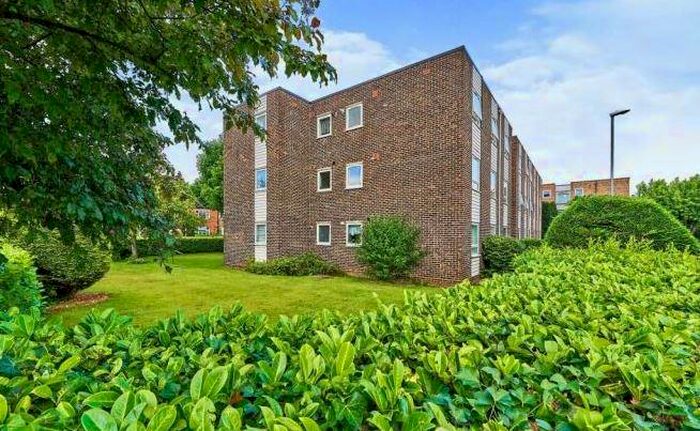 1 Bedroom Flat To Rent In Lambourn Grove, Kingston, KT1