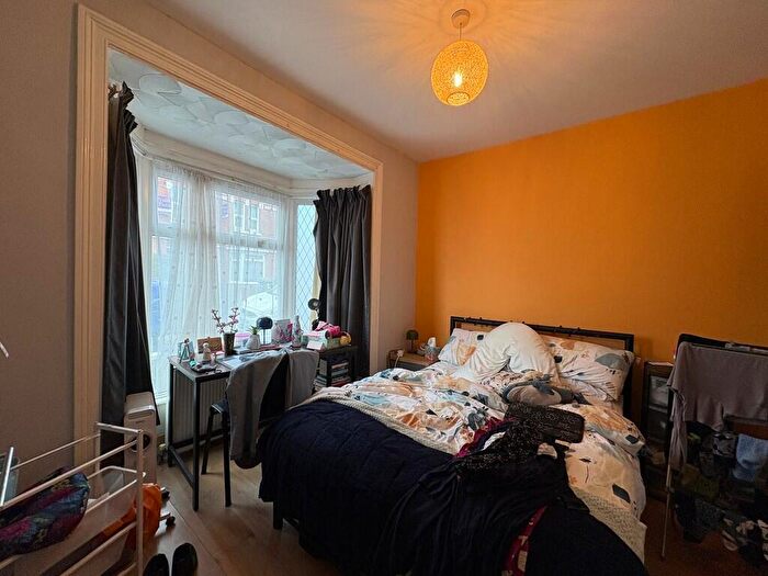 Semi-Detached House To Rent In Milton Road, Southampton, SO15