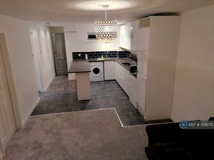 2 Bedroom Flat To Rent In Granary Court, Dunmow, CM6