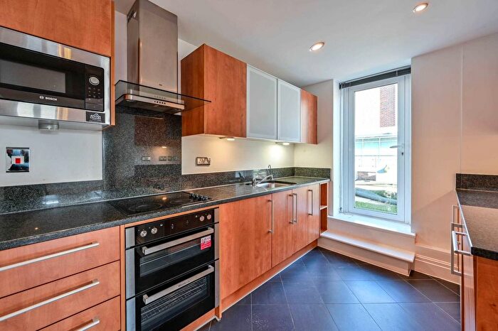 3 Bedroom Flat To Rent In Seven Kings Way, Kingston, Kingston Upon Thames, KT2