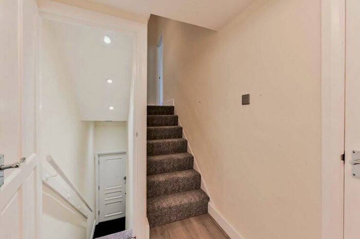 2 Bedroom Flat To Rent In Jenner Road, Stoke Newington, London, N16