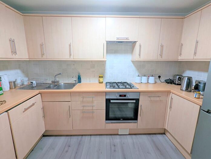 2 Bedroom Apartment To Rent In Chase Road, Southgate, N14