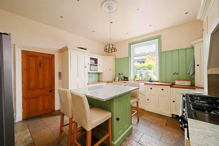 4 Bedroom Detached House For Sale In Thornby House, Whittington Hill, Chesterfield, S41