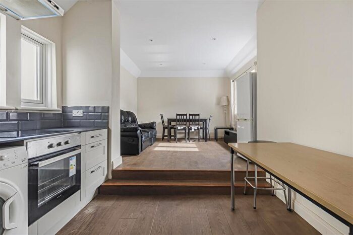 2 Bedroom Flat To Rent In Clifford Avenue, East Sheen, London, SW14