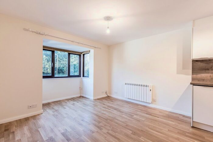 1 Bedroom Flat To Rent In Bushey Grove Road, Bushey, WD23