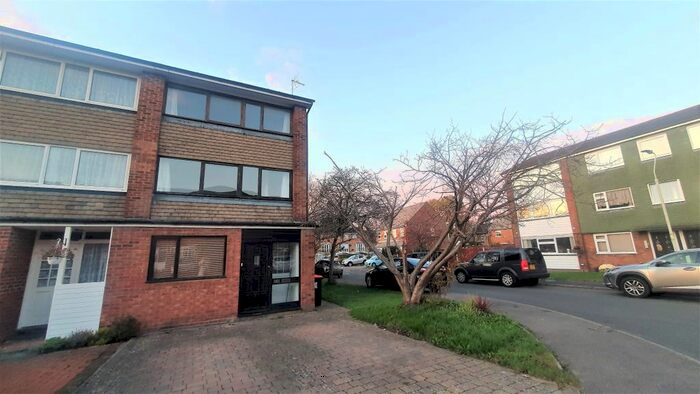 4 Bedroom End Of Terrace House To Rent In The Cedars, Dunstable, LU6