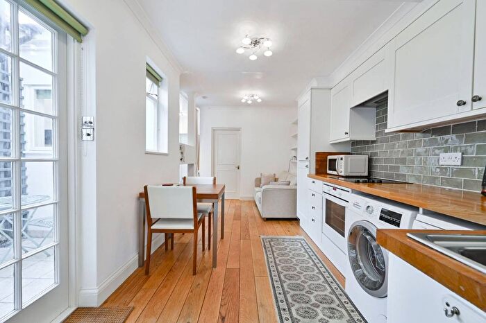 1 Bedroom Flat To Rent In Nottingham Place, Marylebone, London, W1U