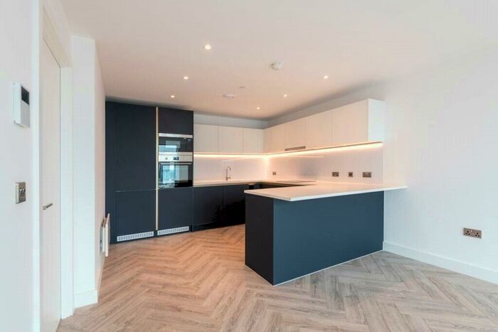 3 Bedroom Apartment To Rent In Ockendon Road, London, London, N1