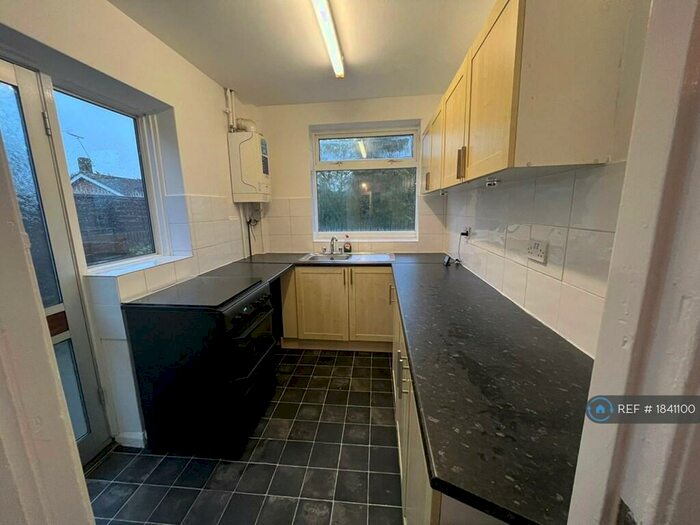 3 Bedroom Semi-Detached House To Rent In Hollybush Road, Luton, LU2