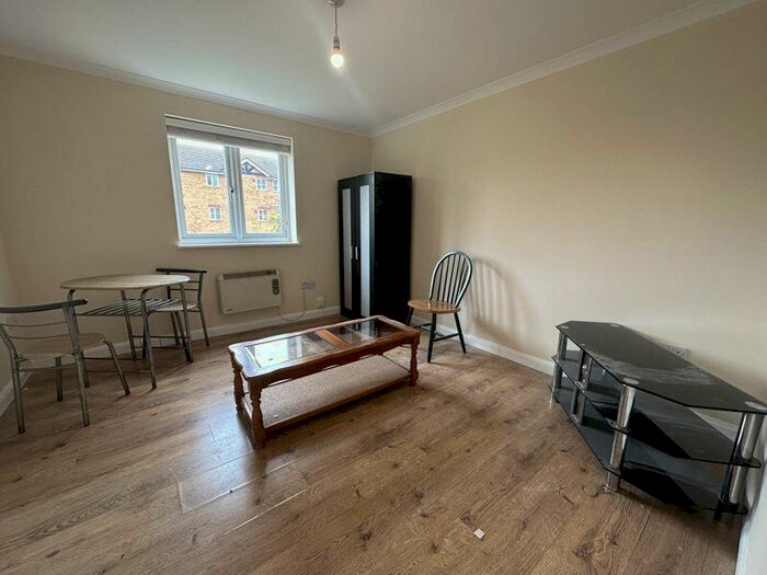 2 Bedroom Flat To Rent In Maplin Park, Slough, SL3