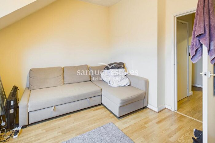 1 Bedroom Flat To Rent In Balham High Road, London, SW12