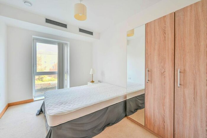 3 Bedroom Flat To Rent In High Street, Stratford, London, E15