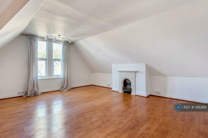 2 Bedroom Flat To Rent In Crohamhurst, South Croydon, CR2