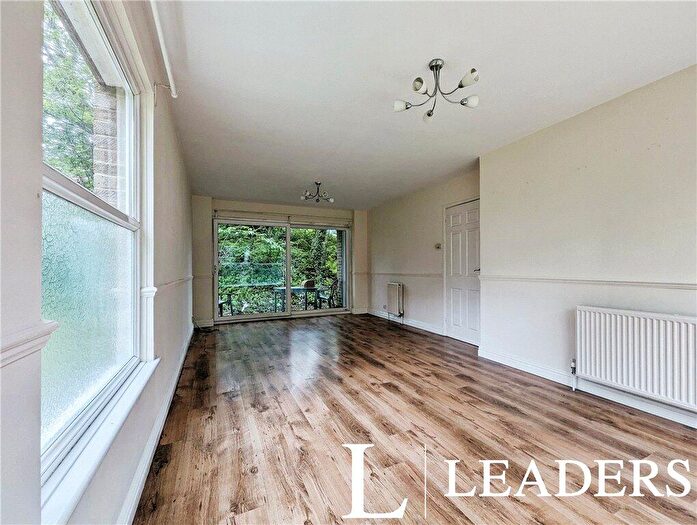 2 Bedroom Apartment For Sale In The Parkway, Southampton, Hampshire, SO16