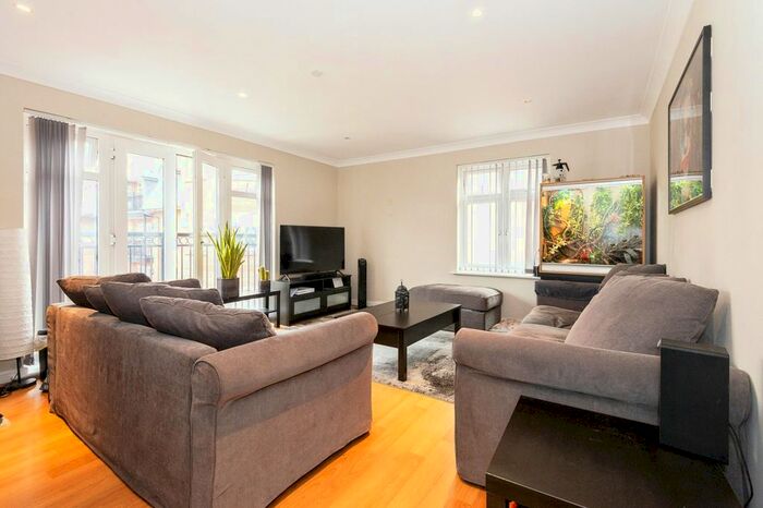 2 Bedroom Flat To Rent In Leret Way, Leatherhead, KT22