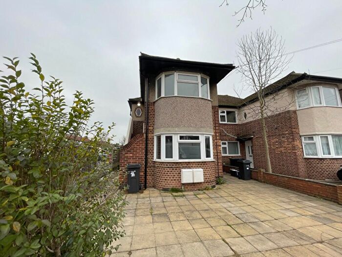 2 Bedroom Maisonette To Rent In Lancelot Road, Ilford, London, IG6