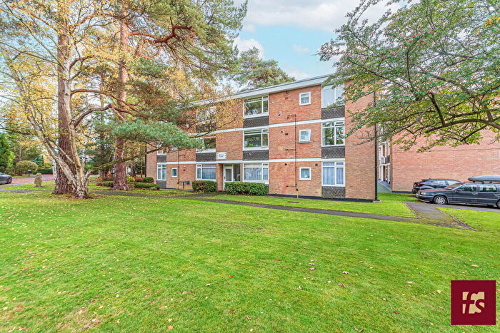 2 Bedroom Flat For Sale In Linkway, Crowthorne, RG45