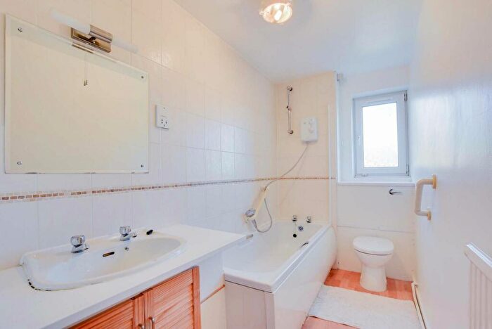 2 Bedroom Flat For Sale In Lyndhurst Court, Stoneygate, Leicester, LE2
