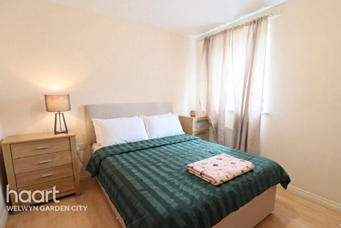 1 Bedroom Flat For Sale In Cunningham Avenue, Hatfield, AL10