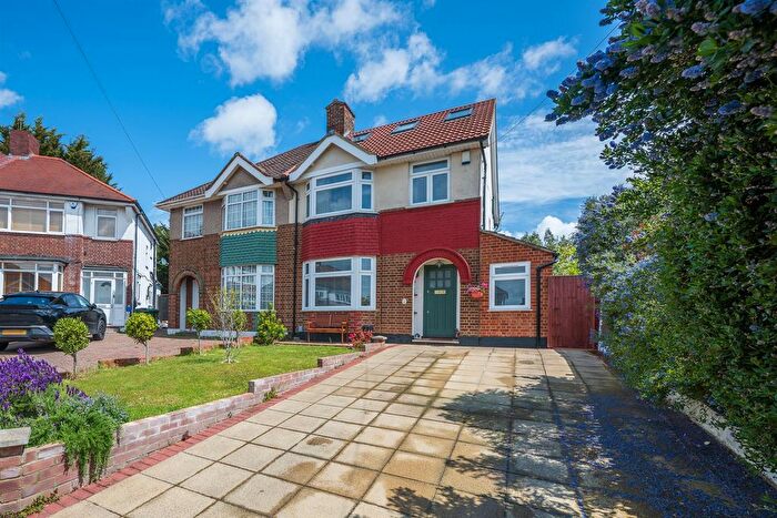 5 Bedroom Semi-Detached House For Sale In Glenbarr Close, SE9