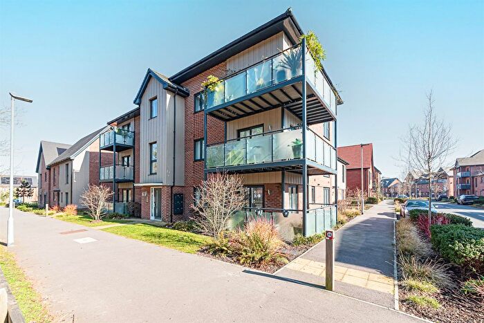 1 Bedroom Flat To Rent In Hawthorn Drive, Crowthorne, RG45