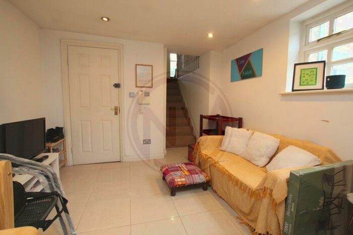 2 Bedroom Flat To Rent In Hanley Road, Finsbury Park, N4