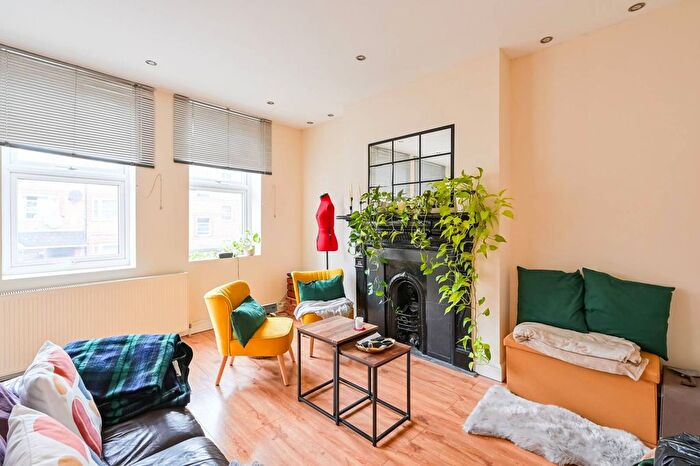2 Bedroom Flat For Sale In Tottenham Lane, Crouch End, London, N8
