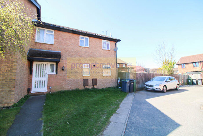 3 Bedroom Semi-Detached House To Rent In Rodeheath Luton, LU4