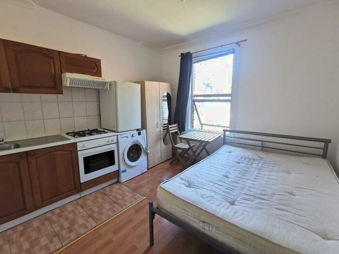 Detached House To Rent In Cranbrook Park, Wood Green, London, N22