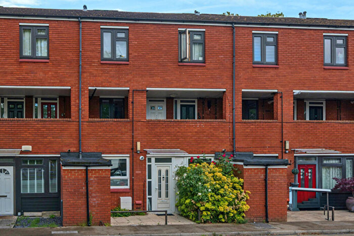 2 Bedroom Maisonette For Sale In Birch Grove, Lee, SE12