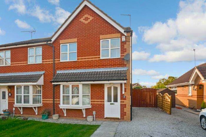 3 Bedroom Semi-Detached House To Rent In Sleightholme Close, Kingswood, Hull, HU7