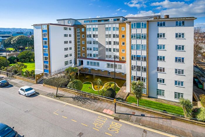 3 Bedroom Flat For Sale In Chiswick Place, Eastbourne, BN21