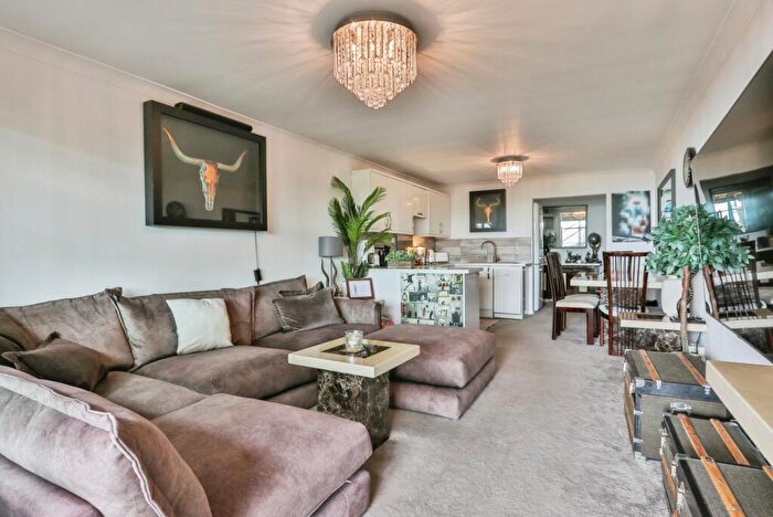 2 Bedroom Flat For Sale In Manor Road, Bournemouth, Dorset, BH1