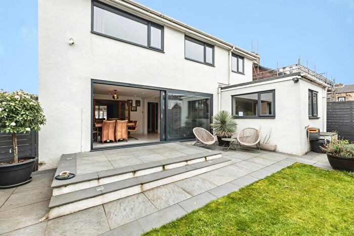 4 Bedroom Detached House For Sale In Wakefield Road, Gildersome, Leeds, LS27