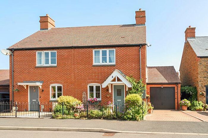 3 Bedroom Semi-Detached House For Sale In Halestrap Way, Kings Sutton - Immaculately Presented, OX17
