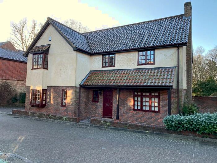 4 Bedroom Detached House To Rent In Tyrells, Hockley, Essex, SS5