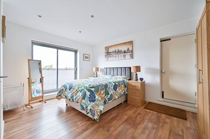3 Bedroom Flat For Sale In York Way, Camden, London, N7
