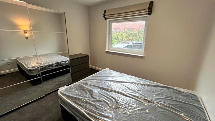 2 Bedroom Apartment To Rent In Broomfield Crescent, Leeds, LS6