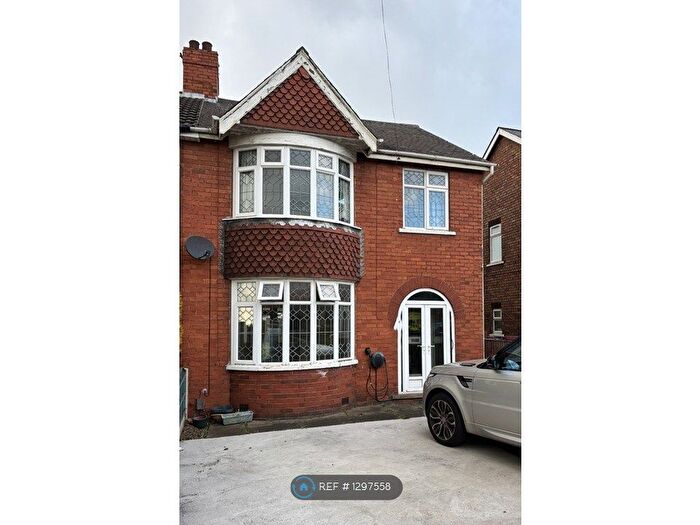3 Bedroom Semi-Detached House To Rent In Cliff Gardens, Scunthorpe, DN15