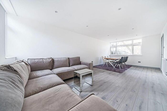 5 Bedroom Flat To Rent In Broomfield, Walthamstow, London, E17