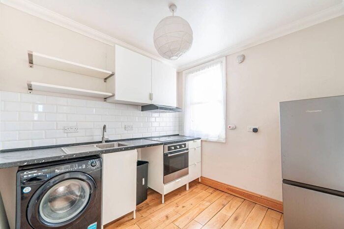 3 Bedroom Flat To Rent In Heber Road, Willesden Green, London, NW2