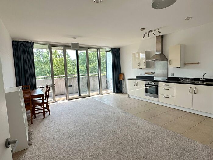 2 Bedroom Flat To Rent In Colonial Drive, Chiswick, W4