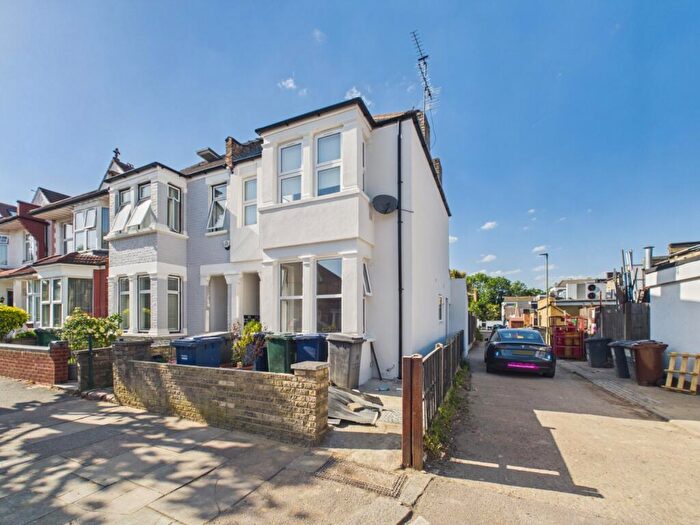 2 Bedroom Ground Maisonette To Rent In Eton Avenue, London, London, N12