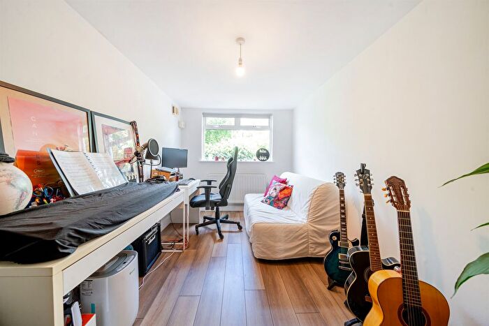 2 Bedroom Flat For Sale In Denmark Road, London, W13