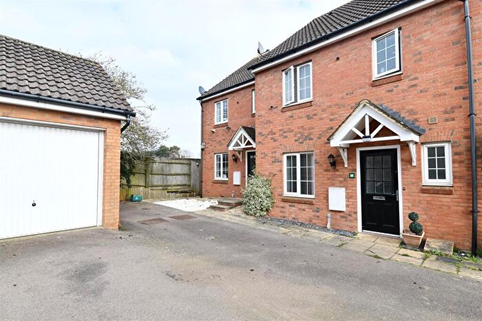 3 Bedroom Terraced House For Sale In Brick Kiln Road, Stevenage, SG1