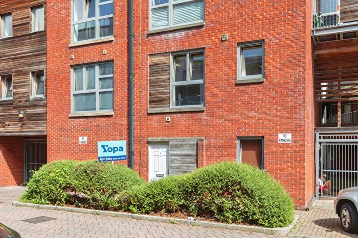 2 Bedroom Maisonette For Sale In Barleyfields, Bristol, BS2