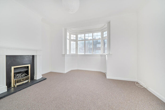 2 Bedroom Apartment For Sale In Oakleigh Road North, Whetstone, London, Greater London, N20