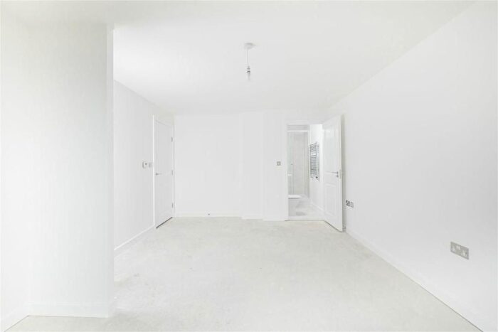 3 Bedroom Flat To Rent In Waterside Way, London, N17